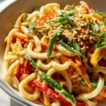 Asiatische Udon Nudeln mit Erdnusssauce und frischem Gemüse