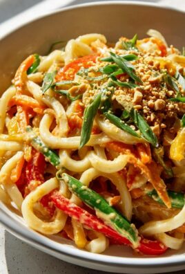 Asiatische Udon Nudeln mit Erdnusssauce und frischem Gemüse