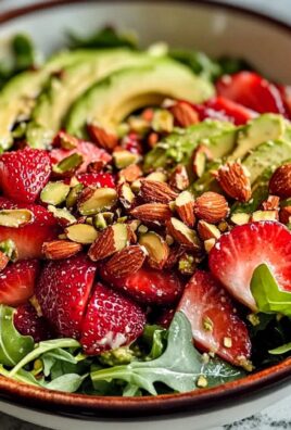Erdbeer Crunch Salat mit karamellisierten Mandeln