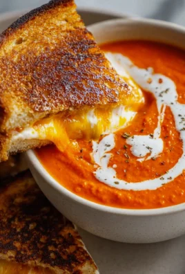 Geröstete Tomatensuppe und Gegrilltes Käsebrot