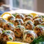 Leckere Gebackene Feta Truthahnfrikadellen mit Zitronensauce